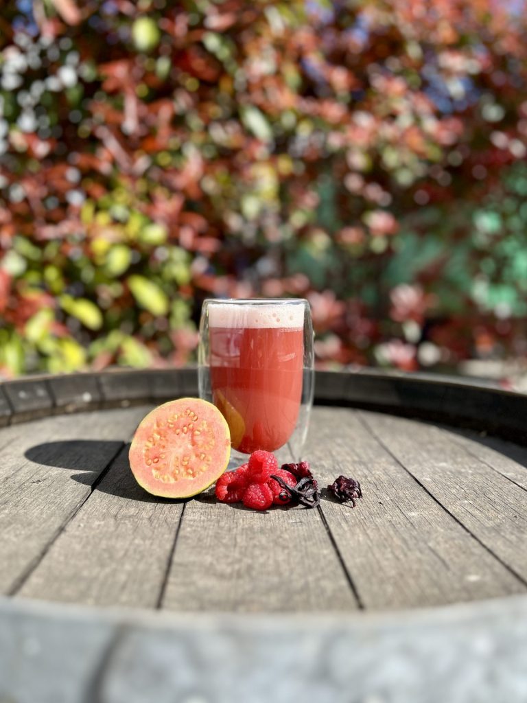 Bière blanche à la goyave frambois et hibiscus dans un verre, couleur trouble rose orangée